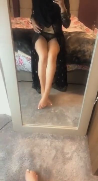 Arab girl show pussy 