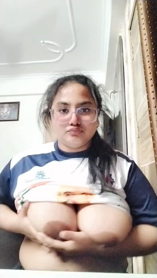 Indian Chubby girl big boobs show 